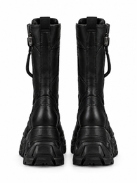 Bota Circuit 001 para mujer negra — vista trasera aislada sobre fondo blanco puro, render de concepto de diseño digital.