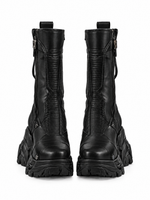 Bota Circuit 001 para mujer negra — vista frontal aislada sobre fondo blanco puro, render de concepto de diseño digital.