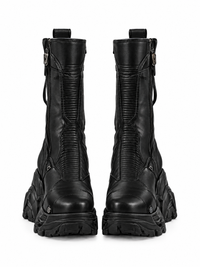 Bota Circuit 001 para mujer negra — vista frontal aislada sobre fondo blanco puro, render de concepto de diseño digital.