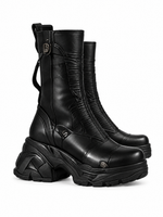 Bota Circuit 001 para mujer negra — vista lateral aislada sobre fondo blanco puro, render de concepto de diseño digital.