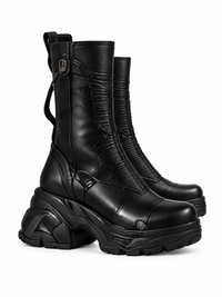 Bota Circuit 001 para mujer negra — vista lateral aislada sobre fondo blanco puro, render de concepto de diseño digital.