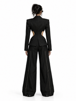 MODEL 05 — NYRA | 女性用 CIRCUIT 001 LOOK 01、シームレスな白い背景に対してSculpt Blazer 001を強調した全身後ろ姿のデジタルコンセプトレンダリング。